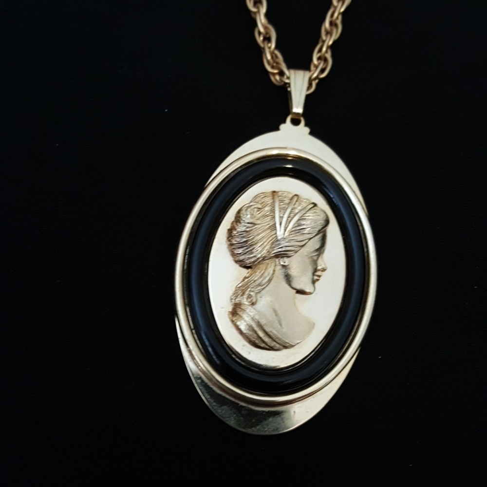 AVON • Gold Vintage Necklace